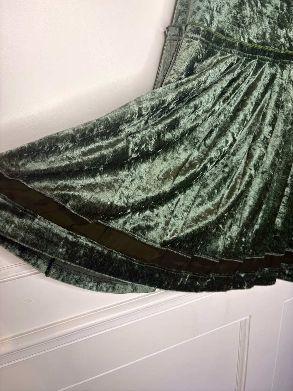 Sleeveless 1920’s inspired Olive Green Velvet Pleated Dress with Contrast Trim - Picture 3 of 16